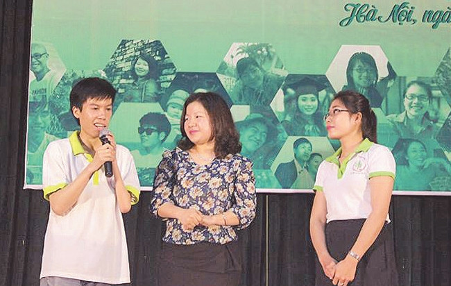 Em Trần Tất Viên (người bên trái) chia sẻ cùng thầy, cô và các bạn trong Chương trình Phía sau nụ cười do CLB Hoa Đá tổ chức.