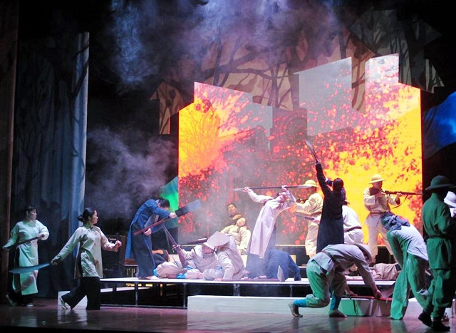 Cảnh trong vở Hừng đông (Nhà hát Cải lương Việt Nam). Ảnh: ĐÀO ANH