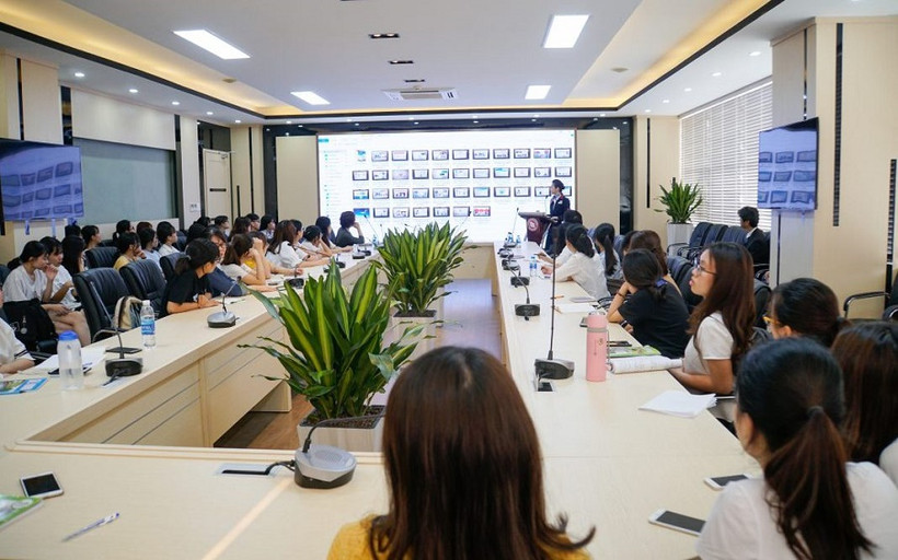 Sinh viên Đại học Ngoại thương tham gia Lớp học kỹ năng giao tiếp trong công việc do Hãng hàng không Nhật Bản JAL giảng dạy. (Ảnh: Đại học Ngoại thương).