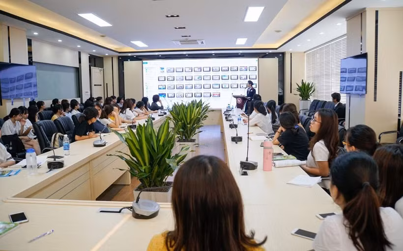 Sinh viên Đại học Ngoại thương tham gia Lớp học kỹ năng giao tiếp trong công việc do Hãng hàng không Nhật Bản JAL giảng dạy. (Ảnh: Đại học Ngoại thương).