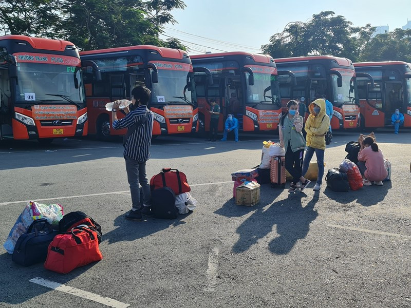 Người dân tỉnh Vĩnh Long chuẩn bị lên xe về quê tại Bến xe Miền Tây, TP Hồ Chí Minh.