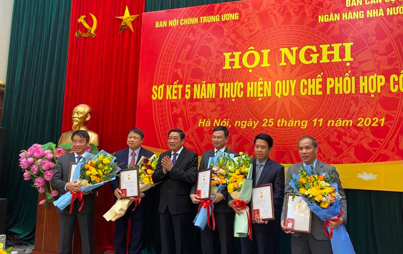 Đồng chí Phan Đình Trạc trao Kỷ niệm chương Vì sự nghiệp Nội chính Đảng tặng lãnh đạo Ngân hàng Nhà nước Việt Nam.