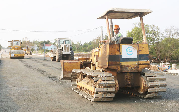 Thi công tuyến quốc lộ 53, đoạn tránh cống thủy lợi Bến Giá, phường 2, thị xã Duyên Hải.