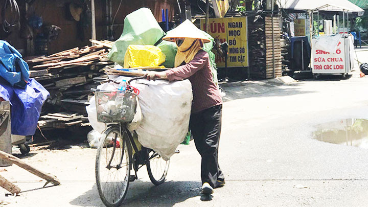 Người lao động tự do trở lại với những công việc mưu sinh thường ngày.