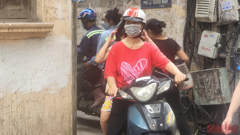 Bà Hường "xe ôm" và cuốc xe đặc biệt của mình. (Ảnh: SƠN BÁCH)