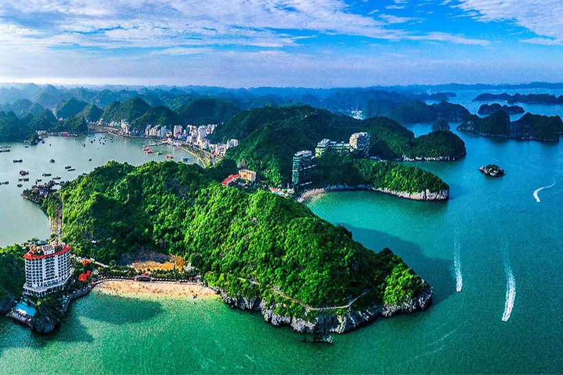 Khu du lịch Cát Bà nhìn từ trên cao. (Ảnh: Đức Nghĩa)