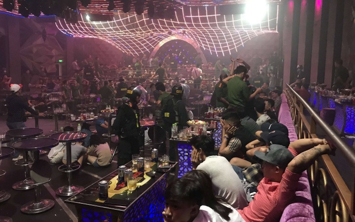 Quán bar Romance thời điểm bị lực lượng chức năng kiểm tra.