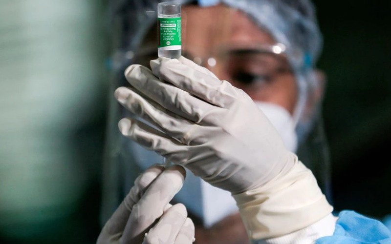 Nhân viên y tế Sri Lanka chuẩn bị mũi vaccine AstraZeneca do Ấn Độ sản xuất. (Ảnh: Reuters)