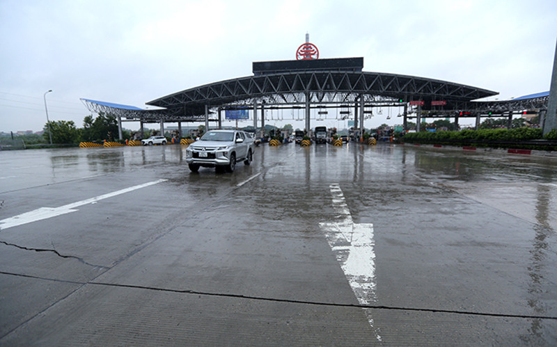 Tại chốt Pháp Vân - Cầu Giẽ đã không còn kiểm tra giấy đi đường đối với các phương tiện di chuyển qua đây.