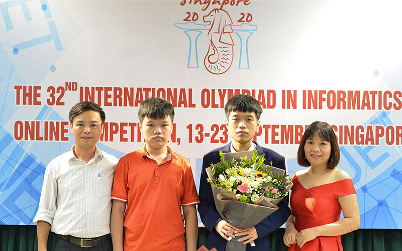 Em Bùi Hồng Đức (thứ hai, từ phải sang) đoạt Huy chương vàng hai năm liên tiếp Olympic Tin học quốc tế. Ảnh: TUYẾT HOÀNG