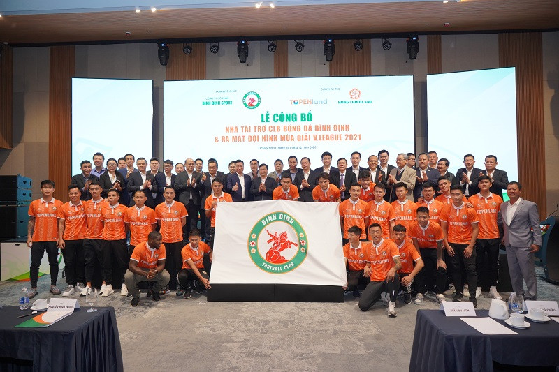 Ban huấn luyện và các cầu thủ trong CLB Bóng đá Topenland Bình Định chụp hình lưu niệm với lãnh đạo tỉnh ủy tỉnh Bình Định, lãnh đạo Tập đoàn Hưng Thịnh và đại diện các nhà tài trợ.