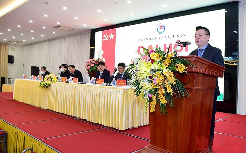 Đồng chí Lê Quốc Minh, Ủy viên trung ương Đảng, Tổng Biên tập Báo Nhân Dân, Phó Trưởng ban Tuyên giáo Trung ương, Chủ tịch Hội Nhà báo Việt Nam phát biểu khai mạc Đại hội. (Ảnh: Thành Đạt)