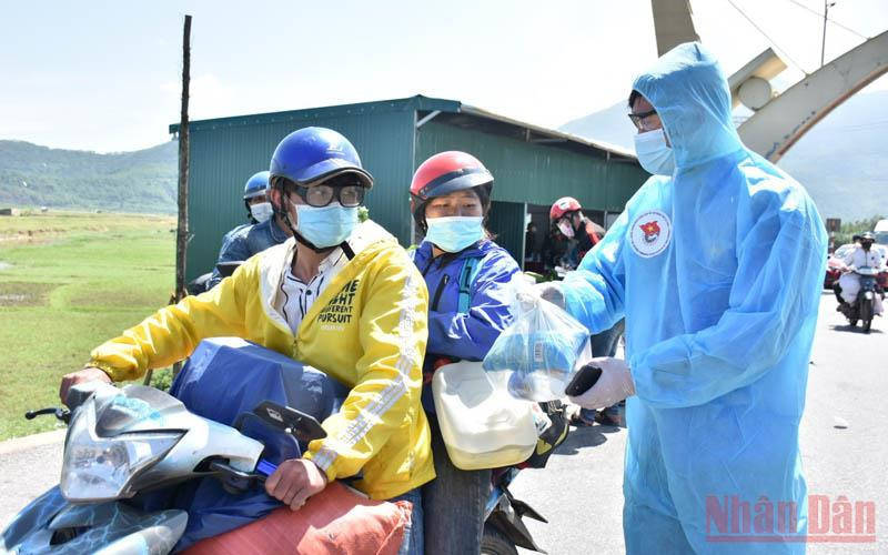 Hà Tĩnh hỗ trợ người dân khi đi qua địa bàn tỉnh.