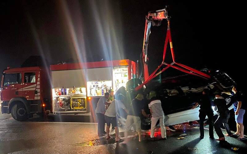 Lực lượng cứu hộ đưa phương tiện bị tai nạn lên bờ.