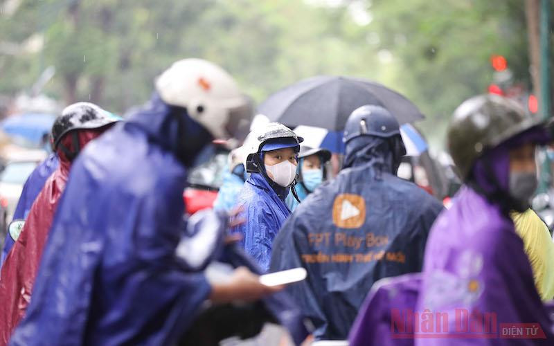 Phụ huynh “đội mưa” đợi con thi tốt nghiệp THPT