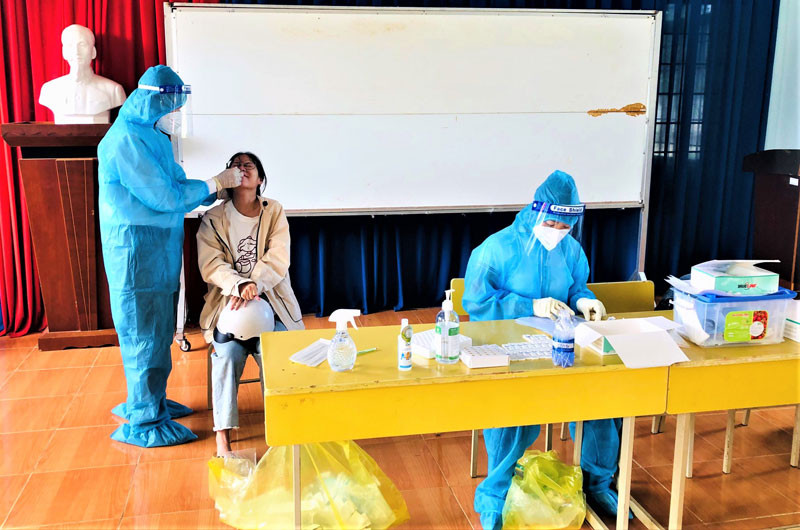 Sau khi xét nghiệm, các trường hợp trong khu vực phong tỏa tại Trung tâm y tế huyện Lắk đã có kết quả xét nghiệm RT-PCR âm tính lần 2.
