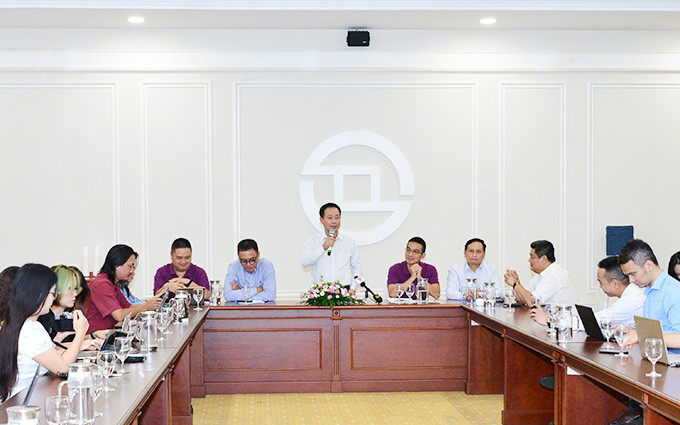 Chủ tịch UBCKNN Trần Văn Dũng (đứng) chia sẻ tại buổi họp báo chiều 3-7. 