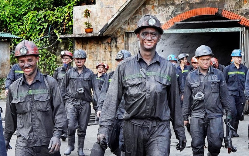 Thợ lò tan ca. (Ảnh minh họa)