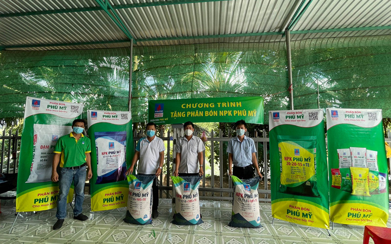 PVFCCo triển khai chương trình tặng NPK Phú Mỹ cho bà con nông dân.
