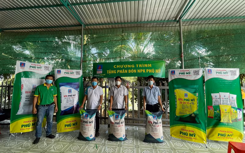 PVFCCo triển khai chương trình tặng NPK Phú Mỹ cho bà con nông dân.