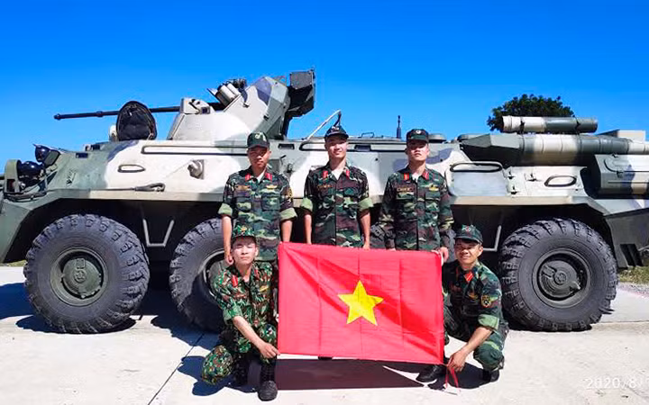 Năm thành viên đội tuyển Quân đội nhân dân Việt Nam tham gia cuộc thi “Bầu trời quang đãng” trong khuôn khổ Army Games 2020.