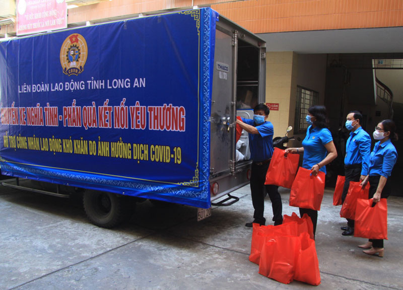 Chuyến xe nghĩa tình hỗ trợ công nhân, lao động có hoàn cảnh khó khăn do ảnh hưởng dịch Covid-19 tại Long An.