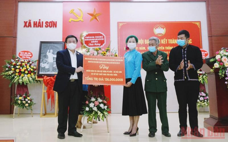 Đồng chí Nguyễn Xuân Thắng tặng quà cho nhân dân và cán bộ thôn Pò Hèn, xã Hải Sơn, thành phố Móng Cái .