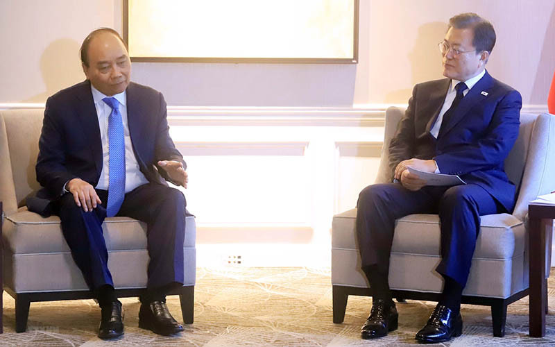 Chủ tịch nước Nguyễn Xuân Phúc gặp Tổng thống Hàn Quốc Moon Jae-in. 