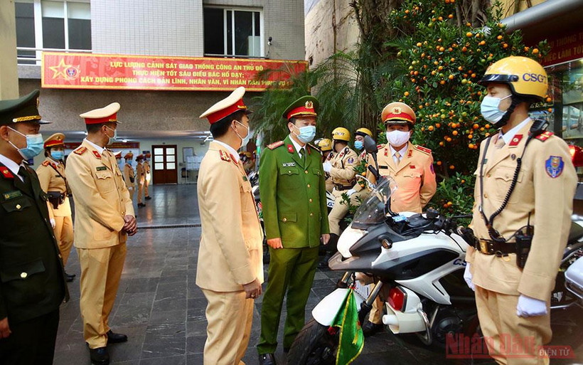 Lãnh đạo Phòng Cảnh sát giao thông kiểm tra, giao nhiệm vụ cho cán bộ, chiến sĩ.