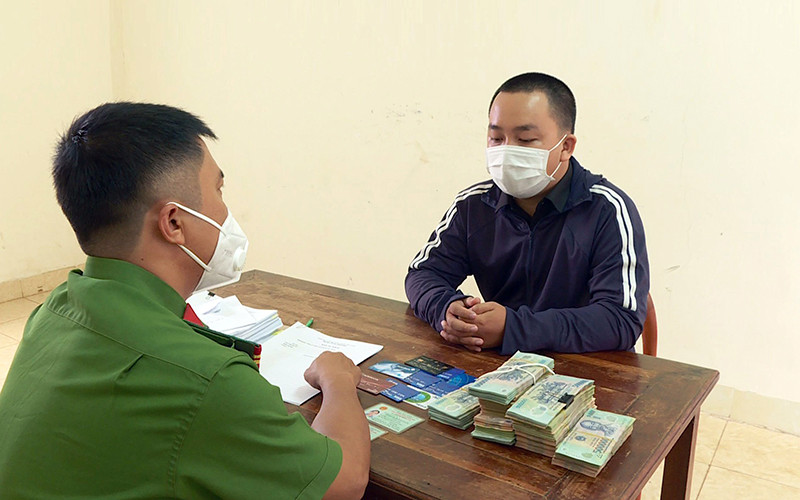 Công an tỉnh Đắk Lắk bắt giữ đối tượng Phạm Vũ Quang Trường (trú tại thị xã Gò Công, tỉnh Tiền Giang) về hành vi chiếm dụng tài khoản Facebook để lừa đảo hơn 10 tỷ đồng. (Ảnh LÊ THÀNH)