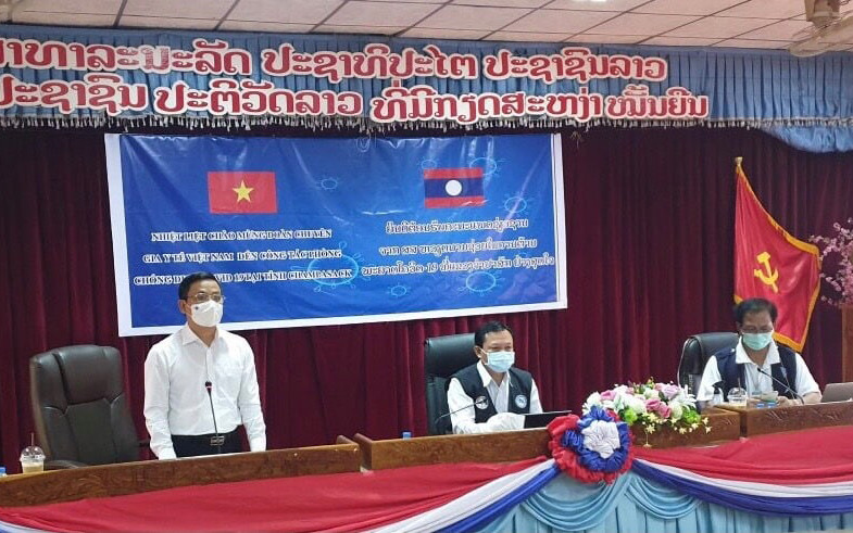 TS, BS Vương Ánh Dương - Phó Cục trưởng Cục Quản lý Khám chữa bệnh (Bộ Y tế), Trưởng đoàn công tác của Bộ Y tế tại Lào phát biểu trong buổi làm việc của đoàn với đại diện lãnh đạo Bộ Y tế Lào và Giám đốc Sở Y tế Champasak tại tỉnh Champasak.