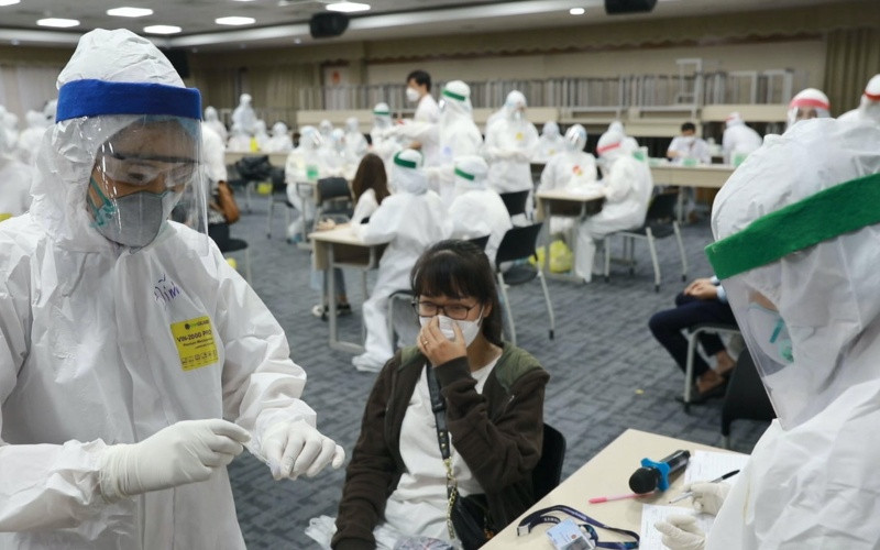 Lực lượng chức năng lấy mẫu xét nghiệm cho công nhân tại Samsung Bắc Ninh.