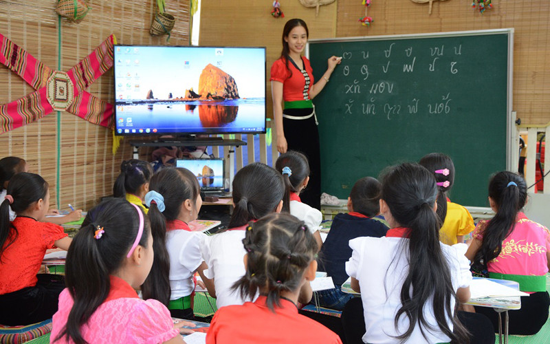 Một lớp dạy chữ Thái cho học sinh thị xã Nghĩa Lộ trong giờ ngoại khóa.