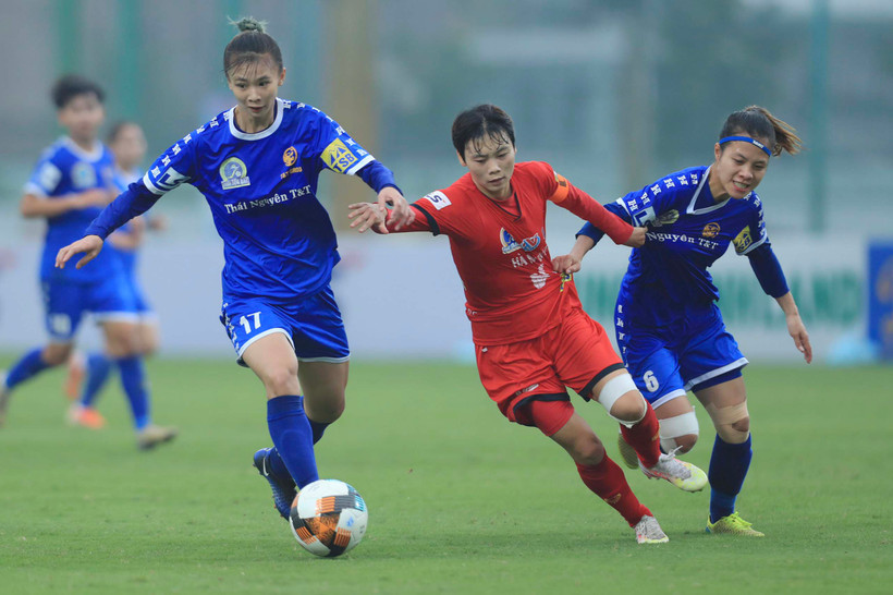 Trong hiệp 1, Hà Nội Watabe (áo đỏ) gặp khó khăn trước hàng thủ Thái Nguyên T&T. (Ảnh: VFF)