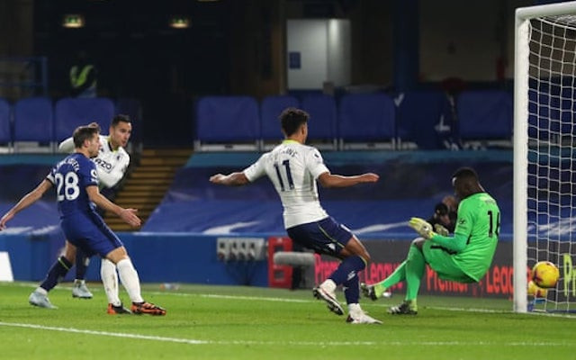 Tình huống dẫn đến bàn thua của Chelsea (áo xanh).