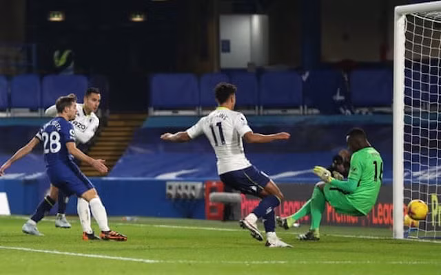 Tình huống dẫn đến bàn thua của Chelsea (áo xanh).