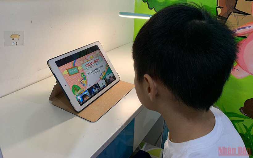 Bé học buổi học trực tuyến đầu tiên trong đời học sinh. (Ảnh: BÔNG MAI)