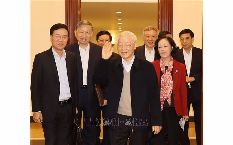 Tổng Bí thư, Chủ tịch nước Nguyễn Phú Trọng và các đồng chí Bộ Chính trị, Ban Bí thư đến dự phiên họp. (Ảnh: TTXVN)