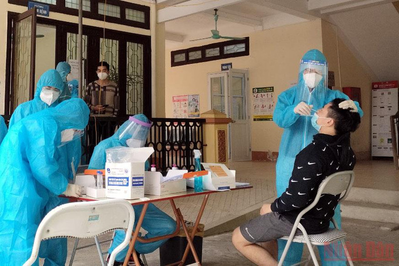 Lấy mẫu xét nghiệm truy vết tại huyện Ba Bể. 