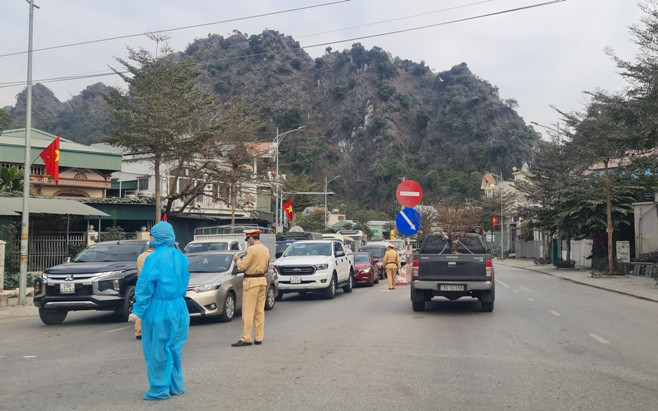  Kiểm soát người và phương tiện tại cửa ngõ vào TP Cẩm Phả.