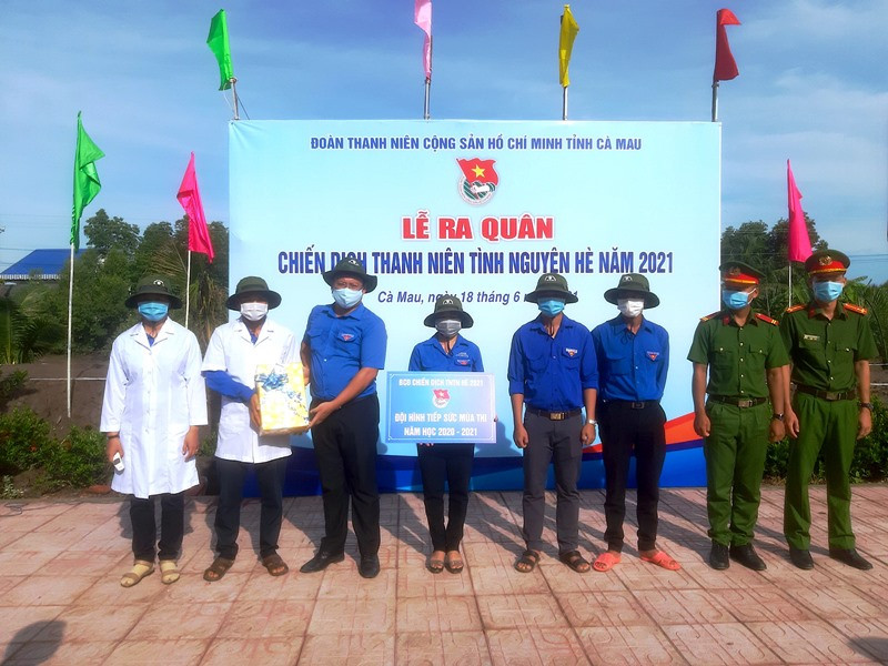 Tỉnh đoàn Cà Mau ra mắt đội tình nguyện “tiếp sức mùa thi”.