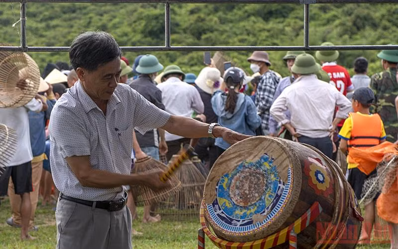 Lễ hội đánh bắt cá Đồng Hoa, xã Xuân Viên, huyện Nghi Xuân được tổ chức thường niên mỗi năm 1 lần, khi người dân hoàn tất thu hoạch mùa màng (trước và sau Tết Đoan Ngọ tùy theo mực nước cao hay thấp).