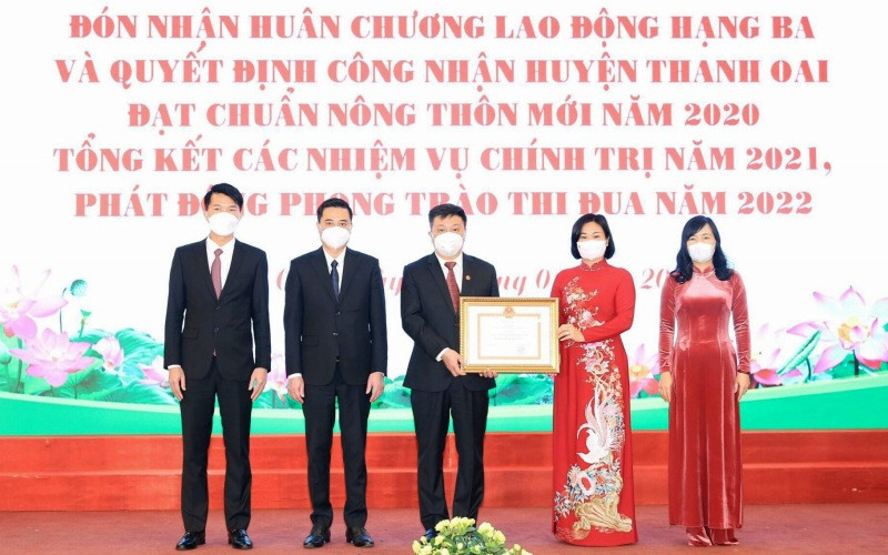 Phó Bí thư Thường trực Thành ủy Hà Nội Nguyễn Thị Tuyến trao quyết định công nhận huyện đạt chuẩn nông thôn mới năm 2020 cho lãnh đạo huyện Thanh Oai. (Ảnh: Ngọc Ánh)