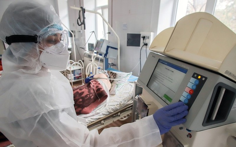 Điều trị bệnh nhân Covid-19 tại phòng chăm sóc đặc biệt. (Nguồn: RIA-Novosti)