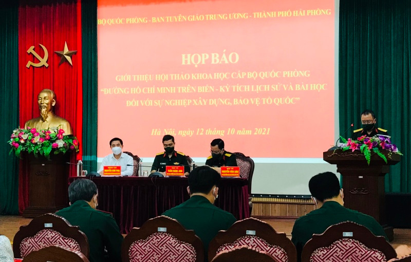 Quang cảnh buổi họp báo.
