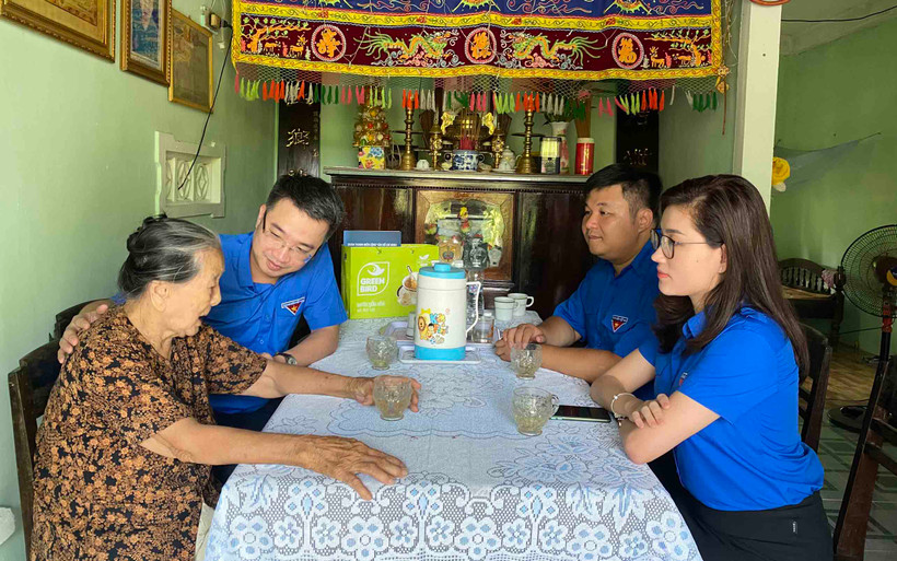 Thăm, tặng quà Mẹ Việt Nam anh hùng.