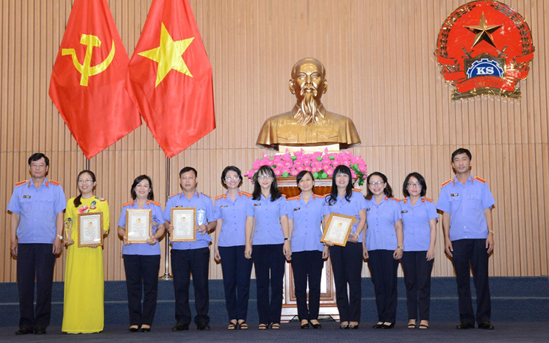 Trao các giải thưởng cho các tập thể, cá nhân tham dự cuộc thi. (Ảnh: PHẠM TÌNH)