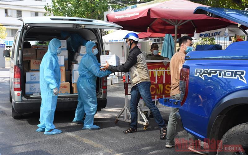 Nguồn hàng, nhu yếu phẩm các tổ chức, cá nhân hỗ trợ người dân Đà Nẵng.