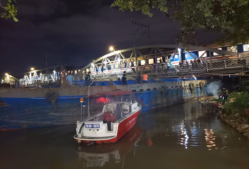 Sà lan 500 tấn mắc kẹt ở cầu Rạch Cát.