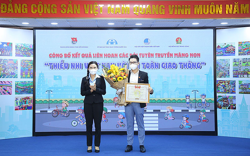 Bí thư Trung ương Đoàn TNCS Hồ Chí Minh Nguyễn Phạm Duy Trang, Chủ tịch Hội đồng Đội Trung ương (bên trái) trao giải Nhất tặng đại diện Trường Trung học cơ sở Võ Trường Toản (TP Dĩ An, tỉnh Bình Dương).